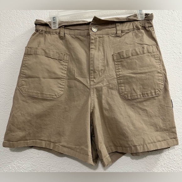 Silver Jeans Pants - Women’s frill top high waist adorable silver brand shorts size 10